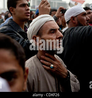 Mar 18, 2011 - Cairo, Egitto - manifestanti radunati in piazza Tahrir oggi per la preghiera del Venerdì seguita da una giornata di gran parte anti-referendum retorica. Domani sarà un importante votare a favore o contro i cambiamenti proposti in Egitto la costituzione. Durante la preghiera il leader religioso realizzato un appassionato c Foto Stock