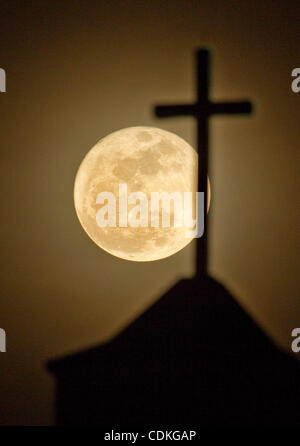 Marzo 19, 2011 - Lexington, Kentucky, Stati Uniti d'America. Con un incremento di oltre il campanile e la croce del Centenario Regno Chiesa Metodista è stata la luna piena, stasera noto come ''super Luna'', come la luna raggiunge il suo punto più vicino alla terra per circa due decenni. (Credito Immagine: © David Stephenson/ZUMAPRESS.com) Foto Stock