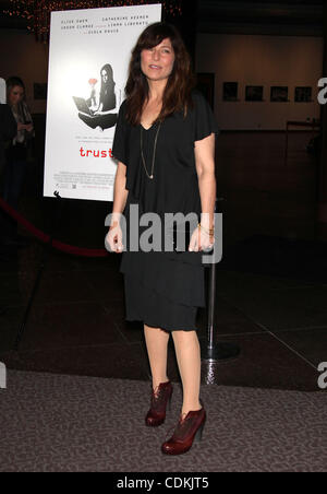 Mar 21, 2011 - West Hollywood, California, Stati Uniti - Catherine Keener arriva per la premiere del film 'fiducia' presso il teatro DGA. (Credito Immagine: © Lisa O'Connor/ZUMAPRESS.com) Foto Stock