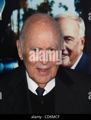 Mar 22, 2011 - Hollywood, California, Stati Uniti - Carl Reiner arriva al suo modo' Documentory Los Angeles Premiere sul Paramount Studio Lot. (Credito Immagine: © Lisa O'Connor/ZUMAPRESS.com) Foto Stock