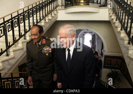 Il segretario americano alla Difesa Robert Gates (R) e il Presidente del Consiglio supremo egiziano delle Forze Armate, Mohammed Hussein Tantawi (L) arrivano per la loro riunione presso il Ministero della Difesa, al Cairo, il 24 marzo 2011. Foto di Amel dolore / PISCINA Foto Stock