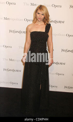 Mar 24, 2011 - New York New York, Stati Uniti - Attrice Claire Danes assiste la Yves Saint Laurent sponsorizza il Metropolitan Opera's Premiere di " Le Comte Ory" tenutasi presso il Lincoln Center. (Credito Immagine: © Nancy Kaszerman/ZUMAPRESS.com) Foto Stock