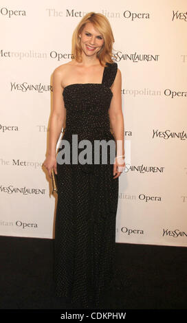 Mar 24, 2011 - New York New York, Stati Uniti - Attrice Claire Danes assiste la Yves Saint Laurent sponsorizza il Metropolitan Opera's Premiere di " Le Comte Ory" tenutasi presso il Lincoln Center. (Credito Immagine: © Nancy Kaszerman/ZUMAPRESS.com) Foto Stock