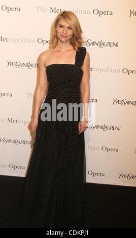 Mar 24, 2011 - New York New York, Stati Uniti - Attrice Claire Danes assiste la Yves Saint Laurent sponsorizza il Metropolitan Opera's Premiere di " Le Comte Ory" tenutasi presso il Lincoln Center. (Credito Immagine: © Nancy Kaszerman/ZUMAPRESS.com) Foto Stock