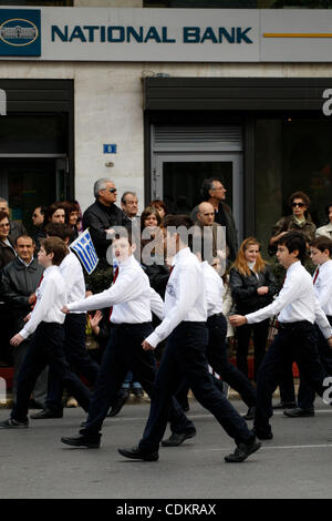 Mar 24, 2011 - Athens, Grecia - gli insegnanti delle scuole si sono confrontati con la polizia antisommossa, davanti al parlamento greco, durante la parata degli studenti in occasione della festa nazionale per commemorare la guerra greca di indipendenza contro l'impero ottomano nel 1821. Gli insegnanti della scuola di protesta sono state Foto Stock