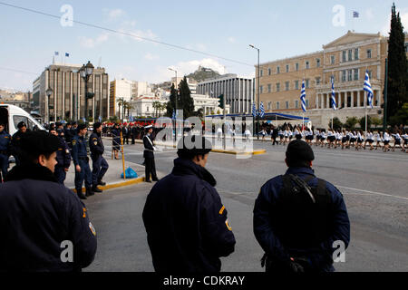 Mar 24, 2011 - Athens, Grecia - sicurezza stretta intorno ai funzionari. Gli insegnanti delle scuole si sono confrontati con la polizia antisommossa, davanti al parlamento greco, durante la parata degli studenti in occasione della festa nazionale per commemorare la guerra greca di indipendenza contro l'impero ottomano Foto Stock