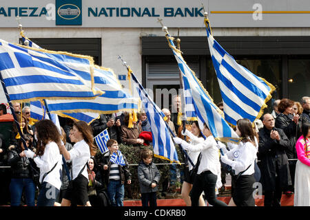 Mar 24, 2011 - Athens, Grecia - gli insegnanti delle scuole si sono confrontati con la polizia antisommossa, davanti al parlamento greco, durante la parata degli studenti in occasione della festa nazionale per commemorare la guerra greca di indipendenza contro l'impero ottomano nel 1821. Gli insegnanti della scuola di protesta sono state Foto Stock