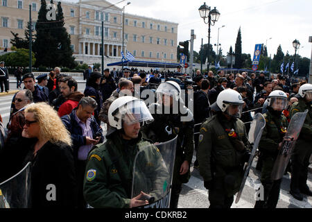 Mar 24, 2011 - Athens, Grecia - sicurezza stretta intorno ai funzionari. Gli insegnanti delle scuole si sono confrontati con la polizia antisommossa, davanti al parlamento greco, durante la parata degli studenti in occasione della festa nazionale per commemorare la guerra greca di indipendenza contro l'impero ottomano Foto Stock