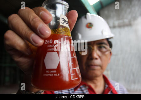 Mar 25, 2011 - Isulan, isola di Mindanao, Filippine - Gervacio Calong, lo sviluppo delle imprese e il funzionamento in campo manager di Kenram Filippine, campione mostra del loro prodotto finito presso lo stabilimento di trasformazione. Olio di palma è considerato importante quanto le sue altre risorse come obiettivi di crescita. Le imprese asiatiche Foto Stock