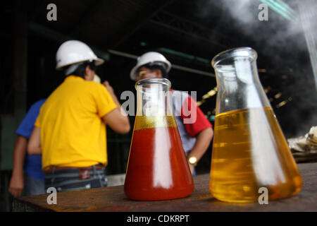 Mar 25, 2011 - Isulan, isola di Mindanao, Filippine - i campioni del prodotto finito presso lo stabilimento di trasformazione. Olio di palma è considerato importante quanto le sue altre risorse come obiettivi di crescita. Le imprese asiatiche come quelli in Indonesia e Filippine potrebbe assumere la leadership nella produzione di olio di palma utilizzato exte Foto Stock