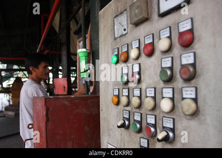 Mar 25, 2011 - Isulan, isola di Mindanao, Filippine - Lavoratori filippini sono visti presso lo stabilimento di trasformazione per olio frutti di palma. Olio di palma è considerato importante quanto le sue altre risorse come obiettivi di crescita. Le imprese asiatiche come quelli in Indonesia e Filippine potrebbe assumere la leadership nella produzione di Foto Stock