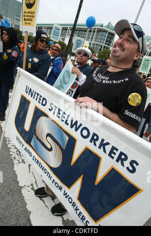 Mar 26, 2011 - Los Angeles, California, Stati Uniti - Regno di lavoratori siderurgici marzo. Da 5.000 a 8.000 mila persone marzo per proteggere i loro posti di lavoro e le comunità a Los Angeles, CA. Il mese di marzo, un cavalletto con lavoratori in Wisconsin, era parte di un azione su tutto il territorio nazionale, come una dimostrazione di unità per proteggere la contrattazione collettiva Foto Stock