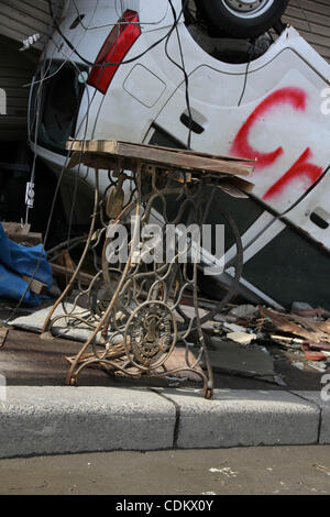Marzo 27, 2011 - Kesennuma City, Miyagi, Giappone - Città tenta di raggruppare due settimane dopo il devastante tsunami. Un cantante di macchina da cucire si distingue dal relitto. (Credito © Wesley guancia/ZUMAPRESS.com) Foto Stock