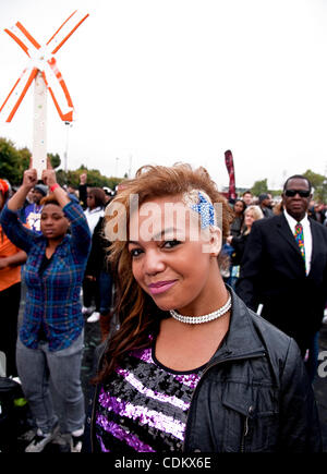 27 mar 2011 - Los Angeles, California, Stati Uniti d'America - Wannabe stelle attendere il loro turno per immettere il Los Angeles Sports Arena per audition per Simon Cowell 'X fattore". Foto Stock