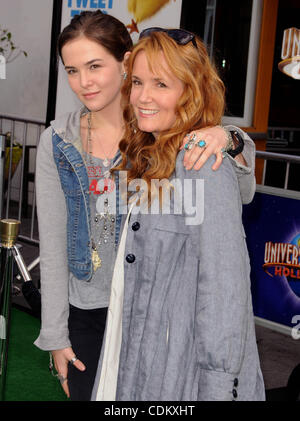 27 mar 2011 - Los Angeles, California, Stati Uniti - Lea Thompson, Zoey Deutch partecipando alla Universal Pictures Premiere mondiale di ''HOP'" tenutasi a Città universale a piedi in città universale, California il 3/ 27/11. 2011.(Immagine di credito: Â© D. lunga/Globe foto/ZUMAPRESS.com) Foto Stock