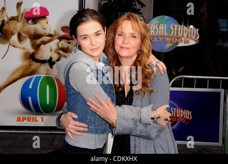 27 mar 2011 - Los Angeles, California, Stati Uniti - Lea Thompson, Zoey Deutch partecipando alla Universal Pictures Premiere mondiale di ''HOP'" tenutasi a Città universale a piedi in città universale, California il 3/ 27/11. 2011.(Immagine di credito: Â© D. lunga/Globe foto/ZUMAPRESS.com) Foto Stock