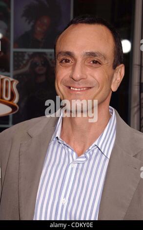 27 mar 2011 - Hollywood, California, Stati Uniti - HANK AZARIA.L'Universal Pictures Premiere mondiale di ''HOP'" tenutasi a Città universale a piedi in città universale, California il 27-03-2011. 2011.(Immagine di credito: Â© Phil Roach/Globe foto/ZUMAPRESS.com) Foto Stock