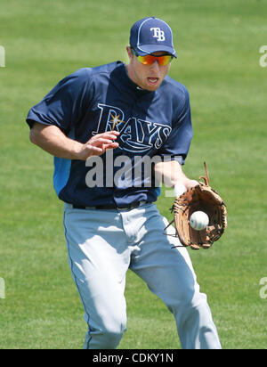 27 mar 2011 - Bradenton, FL, Stati Uniti d'America - JAMES BORCHUCK | Orari.OT 335126 BORC raggi (03/27/11) (Bradenton, FL) Ben Zobrist campi una Neil Walker hit a destra poco profonda nel primo durante i raggi spring training partita contro i pirati all'McKechnie Campo in Bradenton, domenica 27 marzo, 2011. [JAME Foto Stock