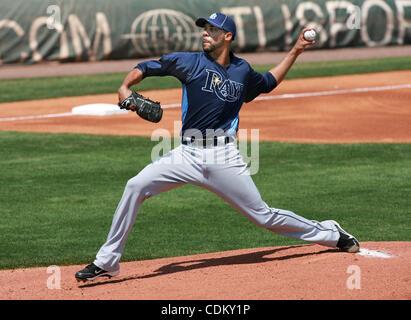 27 mar 2011 - Bradenton, FL, Stati Uniti d'America - JAMES BORCHUCK | Orari.OT 335126 BORC raggi (03/27/11) (Bradenton, FL) David Price offre in primo luogo durante la primavera raggi formazione gioco contro i pirati all'McKechnie Campo in Bradenton, domenica 27 marzo, 2011. [JAMES BORCHUCK, volte] (credito immagine: Foto Stock