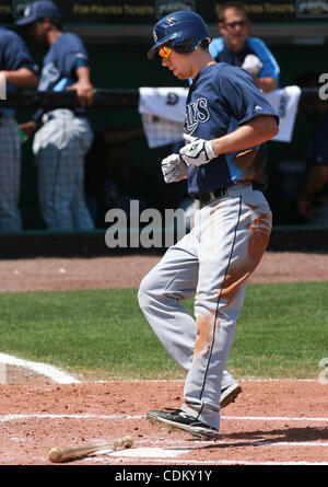 27 mar 2011 - Bradenton, FL, Stati Uniti d'America - JAMES BORCHUCK | Orari.OT 335126 BORC raggi (03/27/11) (Bradenton, FL) Ben Zobrist tornate le basi su un assolo di Omero nel quinto durante i raggi spring training partita contro i pirati all'McKechnie Campo in Bradenton, domenica 27 marzo, 2011. [JAMES BORCHUC Foto Stock