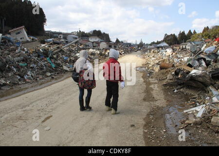Marzo, 28, 2011 - Kesennuma City, Miyagi, Giappone - Due settimane dopo lo tsunami, questa città portuale le lotte per recuperare. La sig.ra Abe e sua figlia, la sig.ra Fukuhara, guidato da Sendai per un funerale di famiglia. Essi attraverso la ricerca di un relitto per qualcosa di sinistra della casa di famiglia. (Credit &#169; Wesley guancia/ZUM Foto Stock