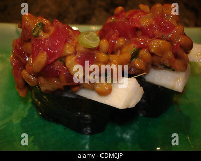 Mar 29, 2011 - Oceanside, California, Stati Uniti - I tipi di sushi. Si tratta di 2 pezzi di Natto di sushi. Il Natto è fermentato di fagioli di soia che ha un odore molto forte. Il natto è miscelato con tonno crudo e cipolle verdi e sono seduti su fette di filato di montagna e di riso avvolto in un foglio di alghe secche. (Credito Foto Stock