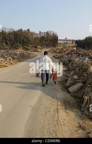 Mar 29, 2011 - Minamisanriku, Miyagi, Giappone - più di due settimane dopo lo tsunami la zona rurale tra Kesennuma City e Minamisanriku giace in rovina. Un uomo più anziano salvages ciò che egli può dal relitto. (Credito Immagine: &#169; Wesley guancia/ZUMAPRESS.com) Foto Stock