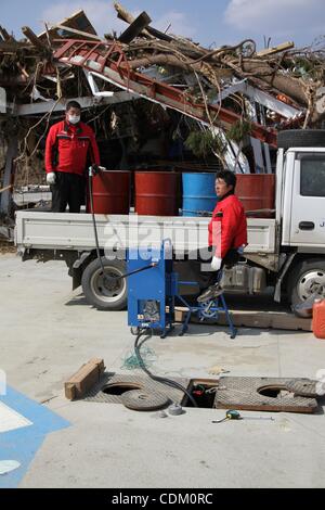 Mar 29, 2011 - Minamisanriku, Miyagi, Giappone - più di due settimane dopo lo tsunami la zona rurale tra Kesennuma City e Minamisanriku giace in rovina. KEICHI KUMAGAI i pedali un manuale della pompa del gas inviato da Kyoto l'ultimo giorno di attività al JA Minamisanriku stazione di gas. (Credito Immagine: © Wesley che Foto Stock