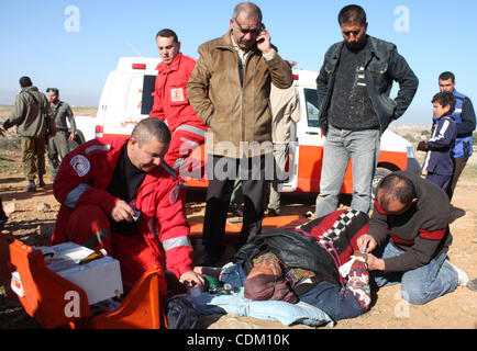 I medici palestinesi trattare una donna dopo la sua casa è stata distrutta presumibilmente da esercito israeliano trattori inizio il 29 marzo 2011 in Cisgiordania villaggio di Yatta vicino a Hebron. La casa si trova nella cosiddetta area C, chiuso di zona militare dove Israele esercita un controllo completo ed è stato costruito senza permi Foto Stock