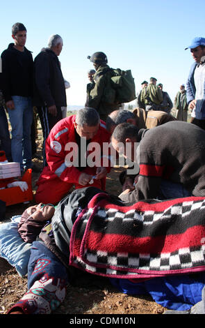 I medici palestinesi trattare una donna dopo la sua casa è stata distrutta presumibilmente da esercito israeliano trattori inizio il 29 marzo 2011 in Cisgiordania villaggio di Yatta vicino a Hebron. La casa si trova nella cosiddetta area C, chiuso di zona militare dove Israele esercita un controllo completo ed è stato costruito senza permi Foto Stock