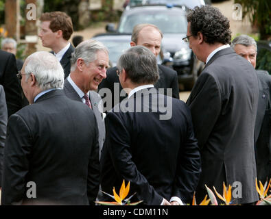 Mar 29, 2011 - Sintra, Portogallo - Prince Charles, Principe di Galles, chat con i volontari e i membri della comunità britannica a Monserrate Park. Il principe Carlo e la moglie Camilla sono in Portogallo per 2 giorni di visita ufficiale. (Credito Immagine: &#169; Paolo Cordeiro/ZUMAPRESS.com) Foto Stock