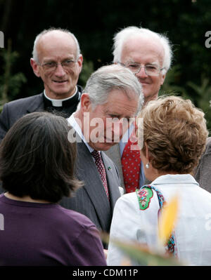 Mar 29, 2011 - Sintra, Portogallo - Prince Charles, Principe di Galles, chat con i volontari e i membri della comunità britannica a Monserrate Park. Il principe Carlo e la moglie Camilla sono in Portogallo per 2 giorni di visita ufficiale. (Credito Immagine: &#169; Paolo Cordeiro/ZUMAPRESS.com) Foto Stock