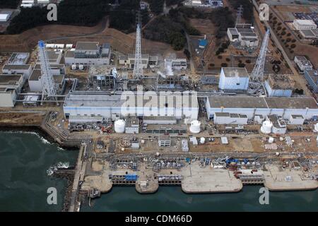 File foto: Mar. 20, 2011 - Okuma, Giappone - Foto aeree prese da foto aeree del servizio dei velivoli senza pilota mostra la Fukushima Daiichi centrale nucleare della Tokyo Electric Power Company (TEPCO). TEPCO ha annunciato che 10.000 volte la quantità di iodio full-limite per si trova dell'acqua da sotto acqua macinata n Foto Stock