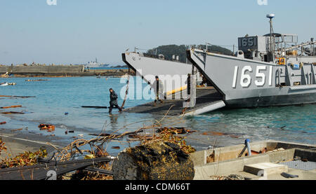 Mar 31, 2011 - Oshima, Giappone - OSHIMA ISOLA, Giappone (1 aprile 2011) Ã velisti assegnati per Assault Craft unità 1 e un ufficiale con la Japan Maritime Self Defence Force venite a terra sul isola di Oshima, Giappone. Marines con il trentunesimo Marine Expeditionary Unit e i marinai con la Essex Amphibious pronto Foto Stock