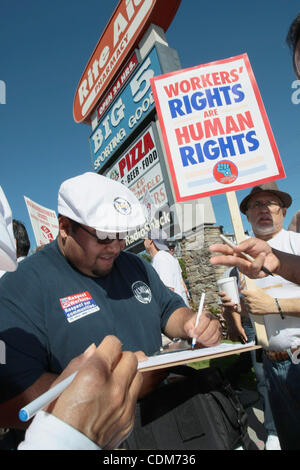 Apr 01, 2011 - Los Angeles, California, Stati Uniti d'America - I Longshoremen (ILWU) in San Pedro rally a sostegno della non-unione rito e operatori umanitari in Lancaster, California. $ 2 milioni di dollari di prescrizioni sono elaborati annualmente al rito aiuto San Pedro ubicazione. I membri ILWU è andato alla farmacia, all'interno della R Foto Stock