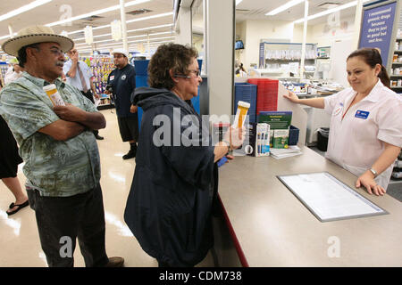 Apr 01, 2011 - Los Angeles, California, Stati Uniti d'America - I Longshoremen (ILWU) in San Pedro rally a sostegno della non-unione rito e operatori umanitari in Lancaster, California. $ 2 milioni di dollari di prescrizioni sono elaborati annualmente al rito aiuto San Pedro ubicazione. I membri ILWU è andato alla farmacia, all'interno della R Foto Stock