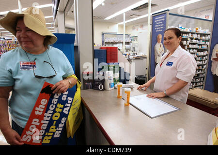 Apr 01, 2011 - Los Angeles, California, Stati Uniti d'America - I Longshoremen (ILWU) in San Pedro rally a sostegno della non-unione rito e operatori umanitari in Lancaster, California. $ 2 milioni di dollari di prescrizioni sono elaborati annualmente al rito aiuto San Pedro ubicazione. I membri ILWU è andato alla farmacia, all'interno della R Foto Stock