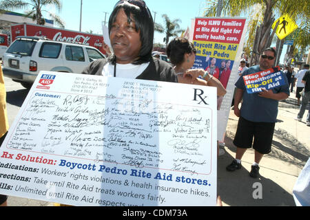 Apr 01, 2011 - Los Angeles, California, Stati Uniti d'America - I Longshoremen (ILWU) in San Pedro rally a sostegno della non-unione rito e operatori umanitari in Lancaster, California. $ 2 milioni di dollari di prescrizioni sono elaborati annualmente al rito aiuto San Pedro ubicazione. I membri ILWU è andato alla farmacia, all'interno della R Foto Stock