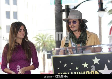 Apr 01, 2011 - Los Angeles, California, Stati Uniti d'America - attrice Penelope Cruz, attore Johnny Depp al Penelope Cruz Star di Hollywood cerimonia. (Credito Immagine: © Jeff Frank/ZUMAPRESS.com) Foto Stock