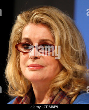 Aprile 1, 2011 - Athens, Grecia - attrice francese Catherine Deneuve dare una conferenza stampa per il film ''Potiche'' in cui ella stelle. (Credito Immagine: © Aristidis Vafeiadakis/ZUMAPRESS.com) Foto Stock