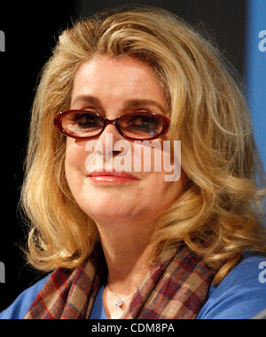 Aprile 1, 2011 - Athens, Grecia - attrice francese Catherine Deneuve dare una conferenza stampa per il film ''Potiche'' in cui ella stelle. (Credito Immagine: © Aristidis Vafeiadakis/ZUMAPRESS.com) Foto Stock