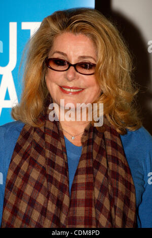 Aprile 1, 2011 - Athens, Grecia - attrice francese Catherine Deneuve dare una conferenza stampa per il film ''Potiche'' in cui ella stelle. (Credito Immagine: © Aristidis Vafeiadakis/ZUMAPRESS.com) Foto Stock