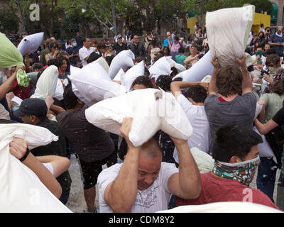 Cuscino Internatinal lotta giorno sabato 2 aprile 2011 Pershing Square Los Angeles, CA Foto Stock