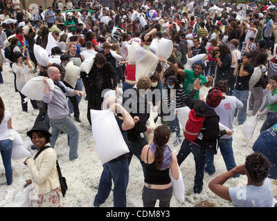 Cuscino Internatinal lotta giorno sabato 2 aprile 2011 Pershing Square Los Angeles, CA Foto Stock