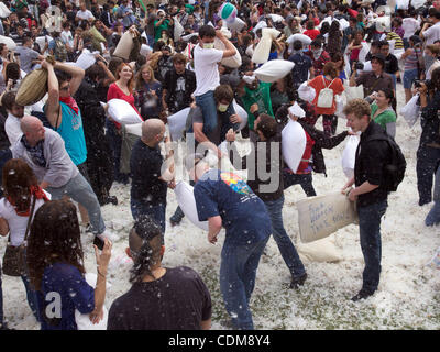 Cuscino Internatinal lotta giorno sabato 2 aprile 2011 Pershing Square Los Angeles, CA Foto Stock