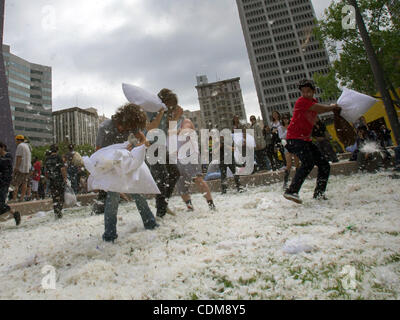 Cuscino Internatinal lotta giorno sabato 2 aprile 2011 Pershing Square Los Angeles, CA Foto Stock