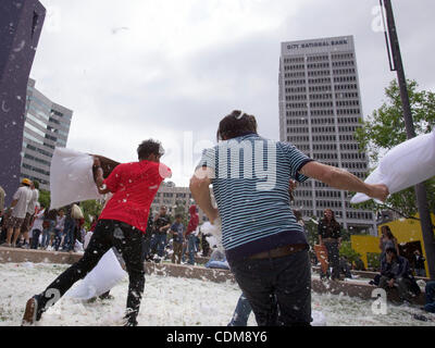 Cuscino Internatinal lotta giorno sabato 2 aprile 2011 Pershing Square Los Angeles, CA Foto Stock