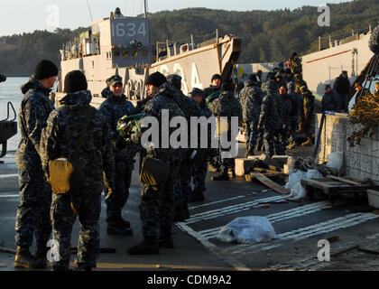 Aprile 2, 2011 - Miyagi, Giappone - OSHIMA ISOLA, Giappone (3 aprile 2011) marinai Ã attaccato al distribuita Amphibious Assault nave USS Essex (LHD 2) scaricare le forniture e le attrezzature per il Disaster Relief Operations sull isola di Oshima, Giappone. Marines con il trentunesimo Marine Expeditionary Unit e di marinai Foto Stock