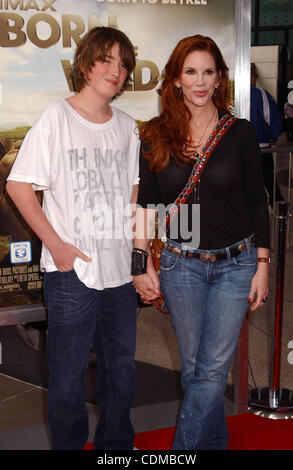 Aprile 3, 2011 - Hollywood, California, Stati Uniti - MELISSA GILBERT & FIGLIO MICHAEL .La Premiere mondiale di ''nato per essere Wild 3D'' tenuto presso il California Science Center di Los Angeles, la California il 04-03-2011. 2011(Immagine di credito: Â© Phil Roach/Globe foto/ZUMAPRESS.com) Foto Stock