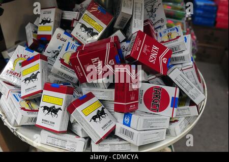 Aprile 5, 2011 - Manhattan, New York, Stati Uniti - Dal 1937, sul Lower East Side economia Candy è una vecchia, di proprietà di una famiglia negozio di caramelle che vende centinaia di tipi di cioccolatini, caramelle, noci, frutta secca; inclusi halvah, prive di zucchero candito e naturalmente tutti i vecchi tempi candy si ha quando si Foto Stock